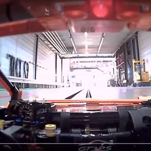  Oranger Flitzer im Crash-Test