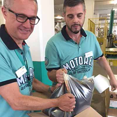  Durch die Beine tanzen